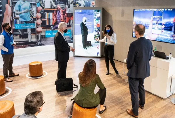 Moderato presenting Fashioneura to a group onMWC22